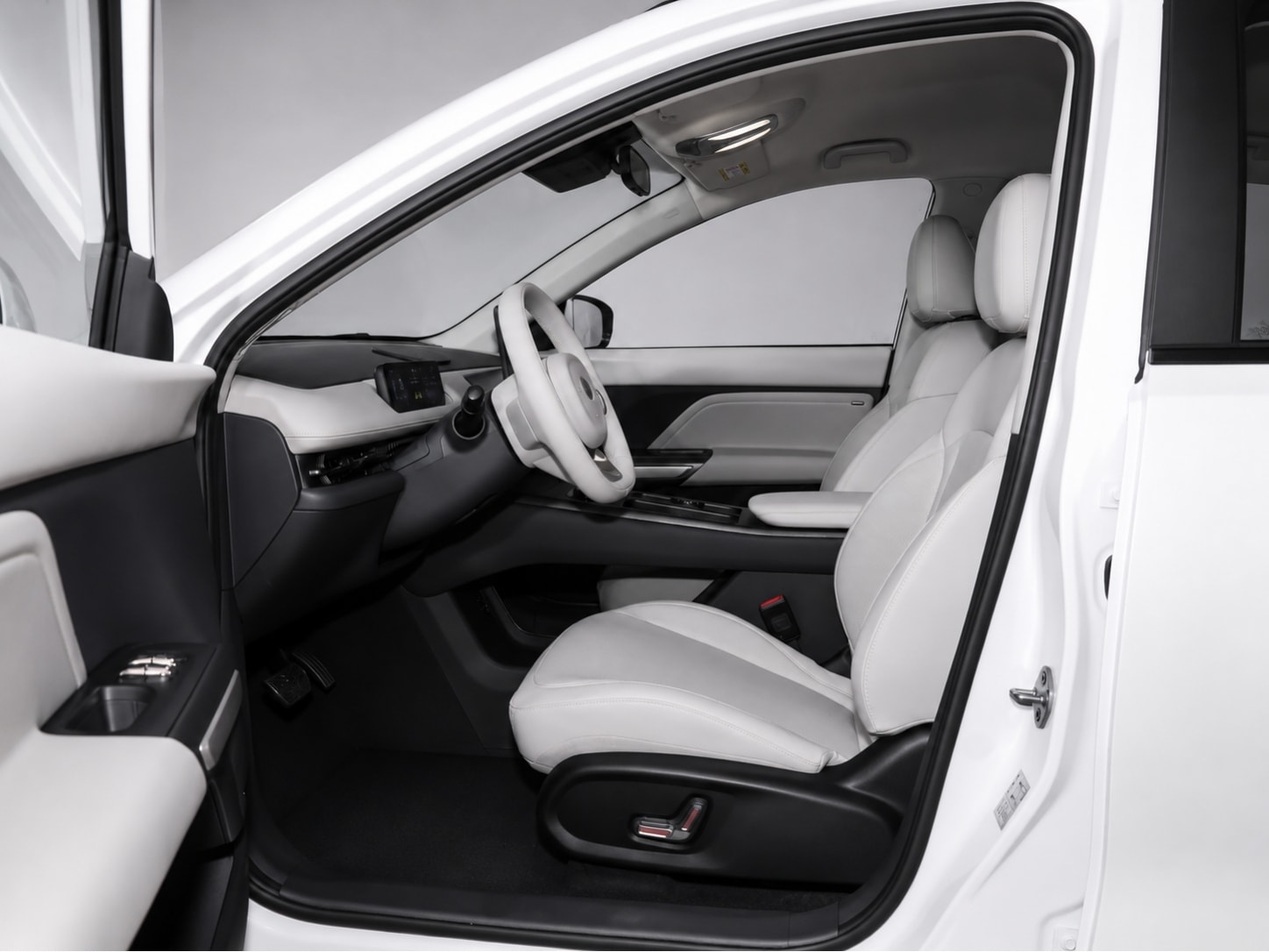 WOX Nebula interior — premium front seats LHD