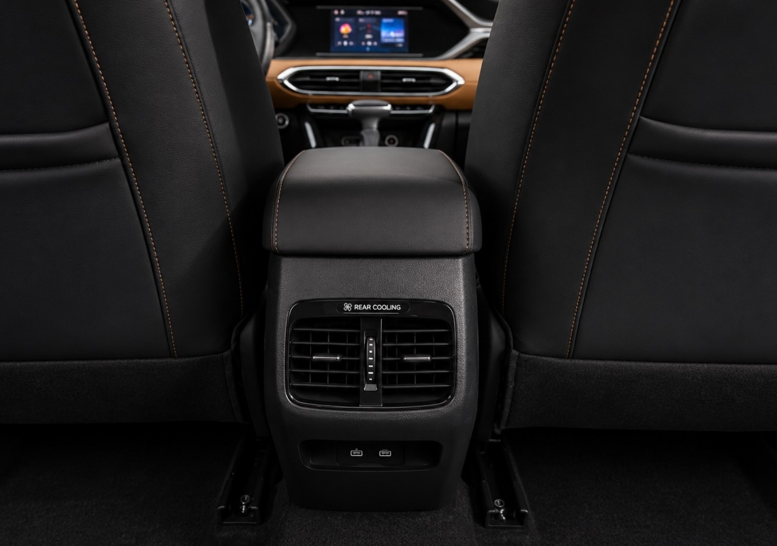 WOX NEO — rear cooling vents and USB ports in centre console