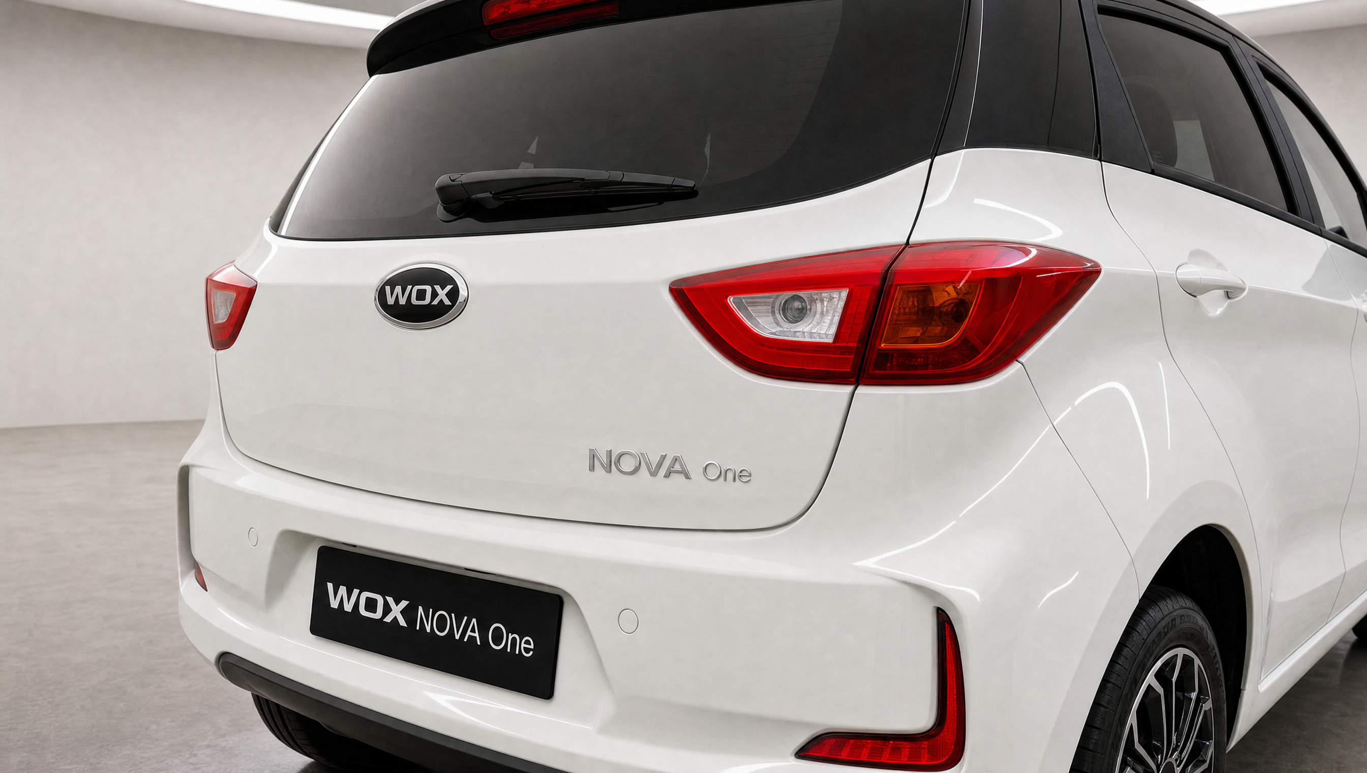 WOX NOVA One Pearl White — rear close-up studio