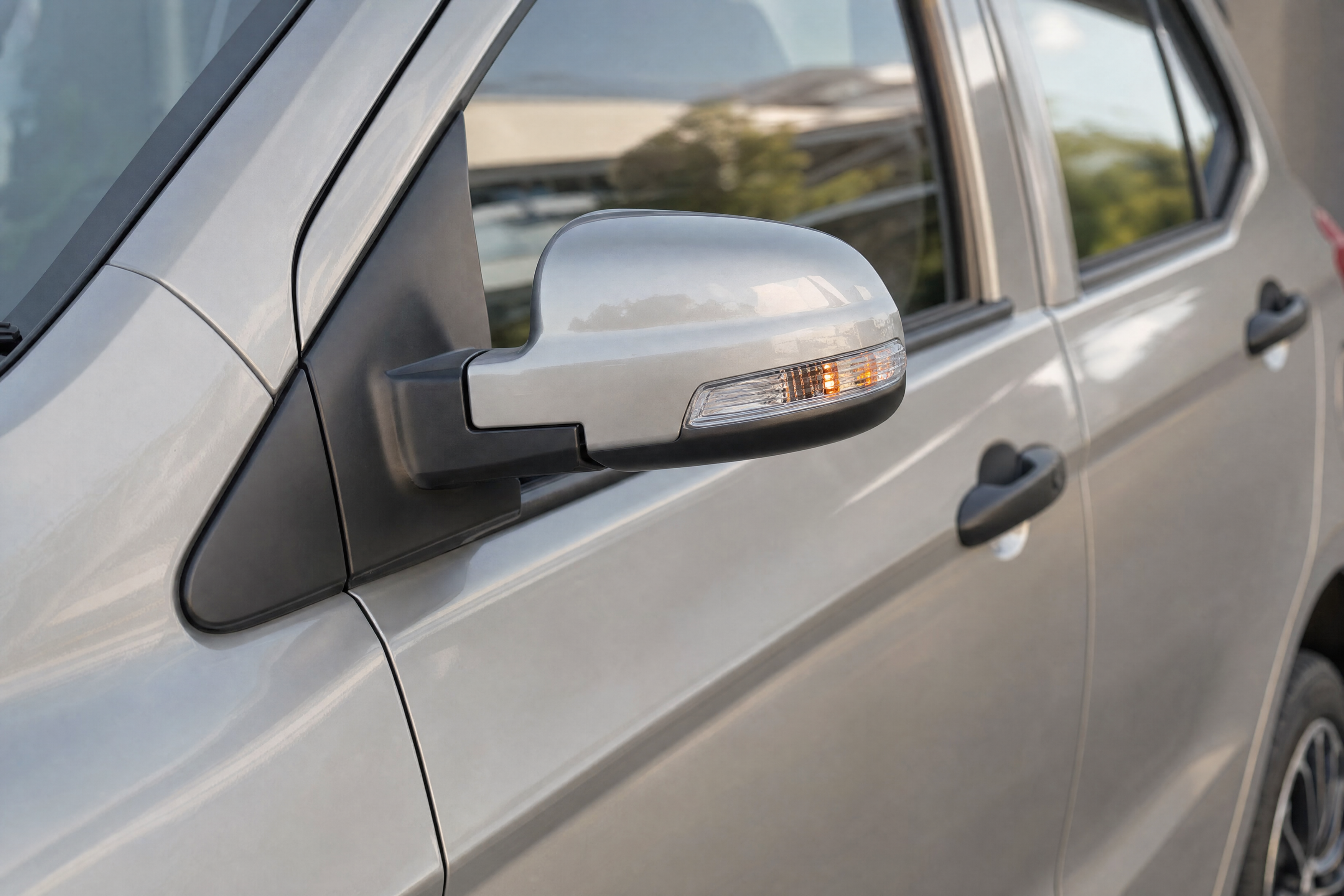 WOX RIVO side mirror with indicator detail