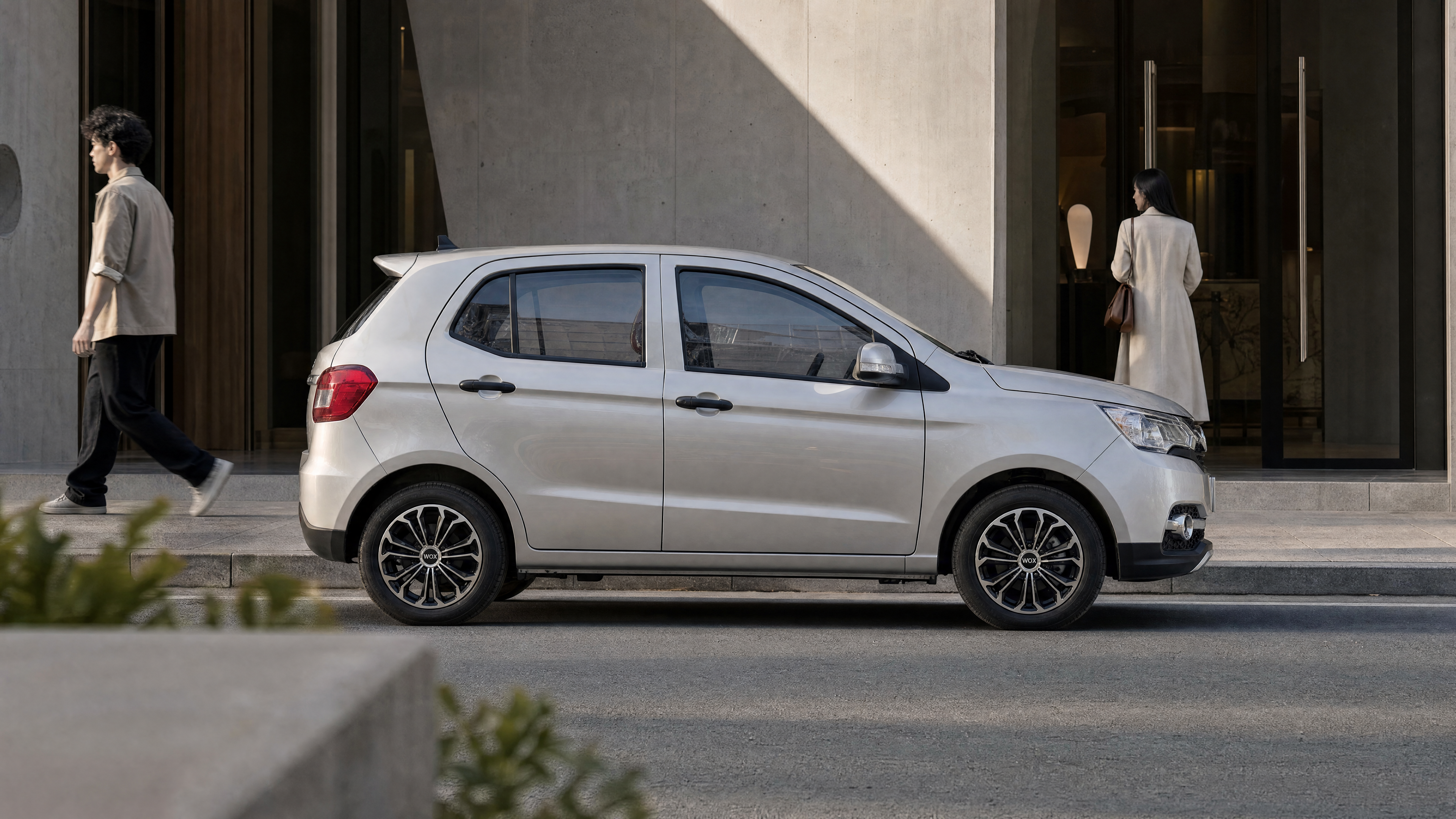 WOX RIVO side profile — urban street setting